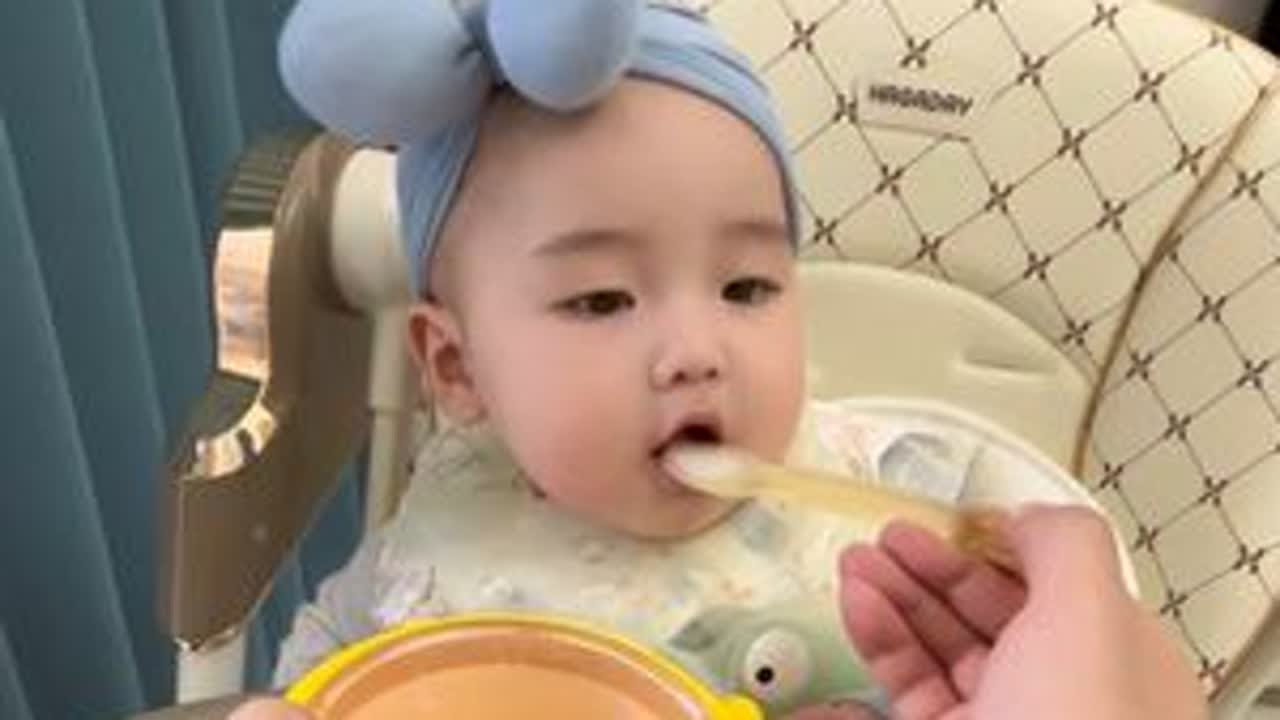 90后爸爸沉浸式带娃的下午，多多吃辅食的第三天#人类幼崽成长记 #爸爸带娃日常 #六月龄宝宝辅食 #尿不湿大佬带来的快乐