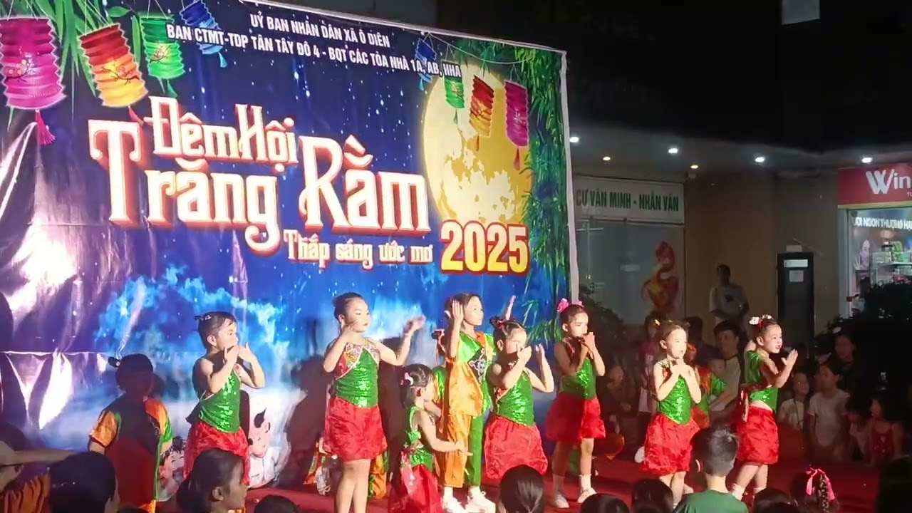Gái xinh và đêm hội trăng rằm 2025