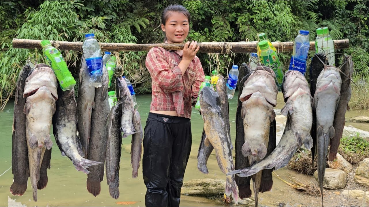 Vietnamese girl alone uses a plastic jar to fish for a living - ha thi muon