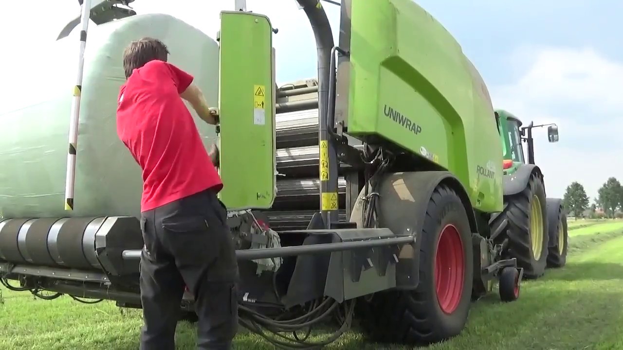 balen persen met john deere 6330 samen met claas rollant 455 uniwrap