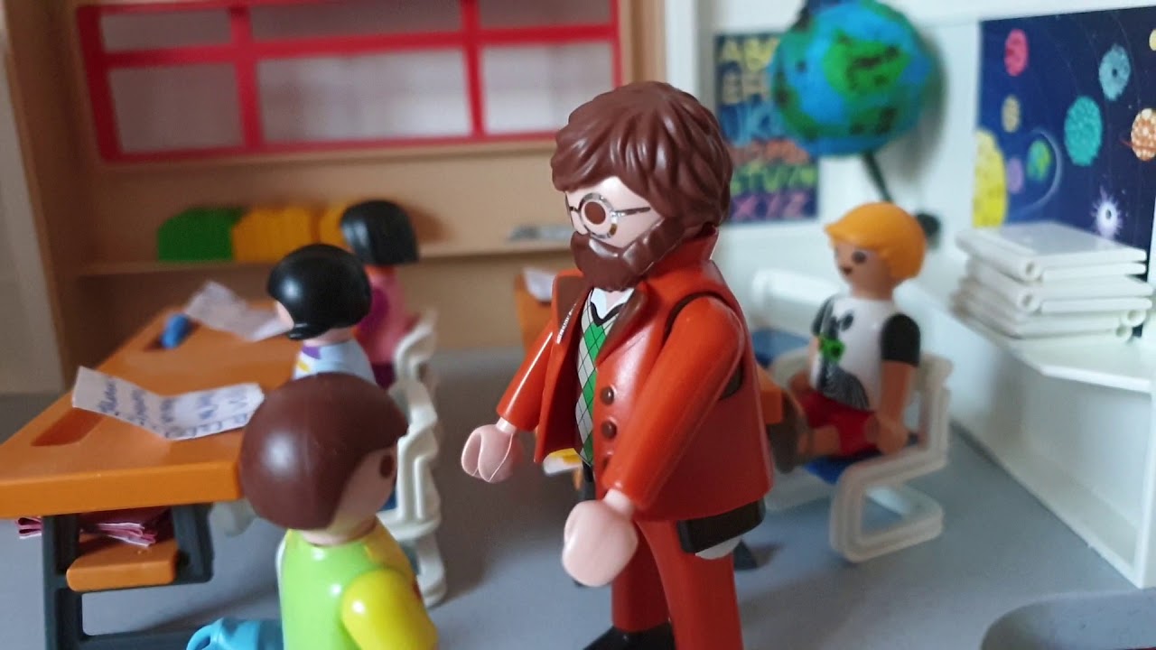 Chloé en français présente une histoire playmobil : Tom triche à l'école 😔😟😱