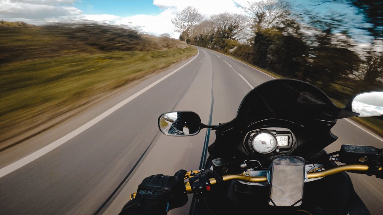 Suzuki GSX650f + QUICKSHIFTER 4K | Mini Cooper wants to race?