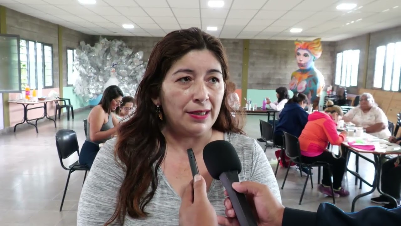 Taller de decoración de gorros y morrales carnavaleros en el CIC Alberdi