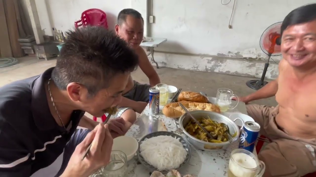 Bữa nay ở nhà bạn lai rai ga nấu cà ri bánh mì 