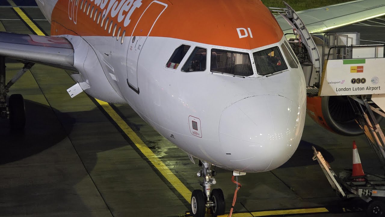 6 Minutes of Plane Spotting at London Luton EGGW Early Morning Wet & Wild