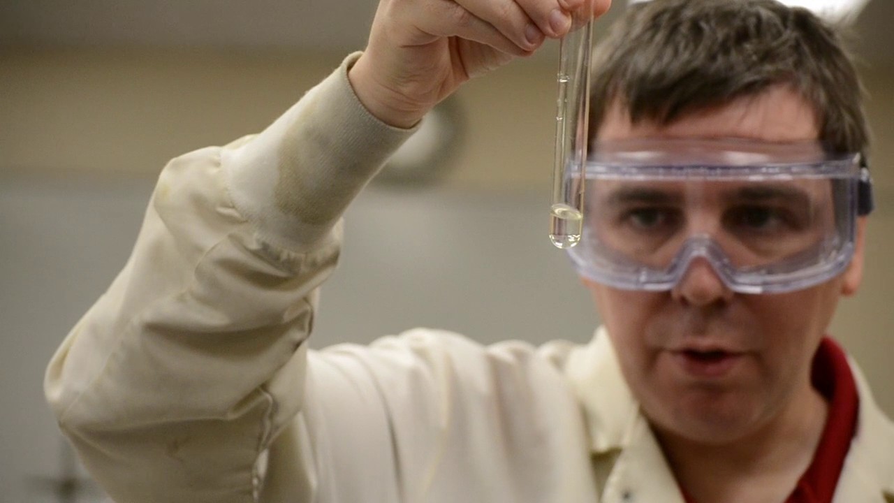 Mixing potassium chromate with lead (II) nitrate