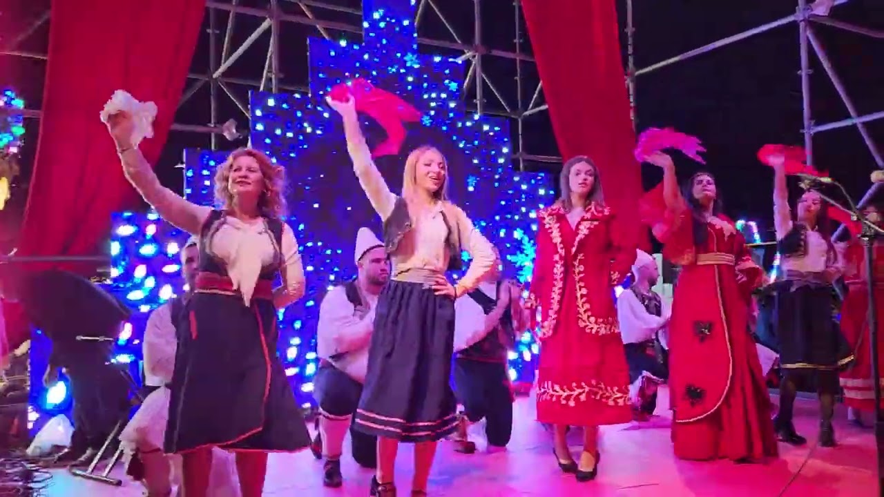 Suprizon Ansambli Zëri i Bilbilit me koncertin ne shetitore  me nje performanc te shkelqyer. Tropoja
