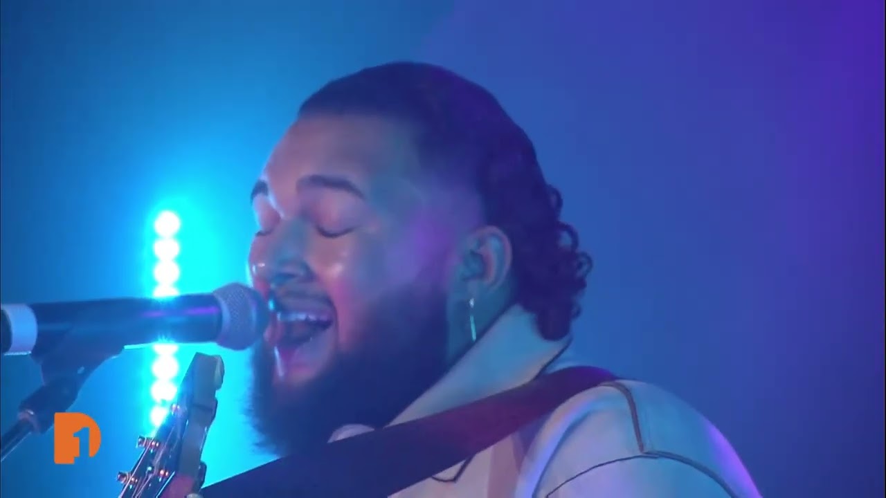 Singer-Songwriter Trey Simon performs 