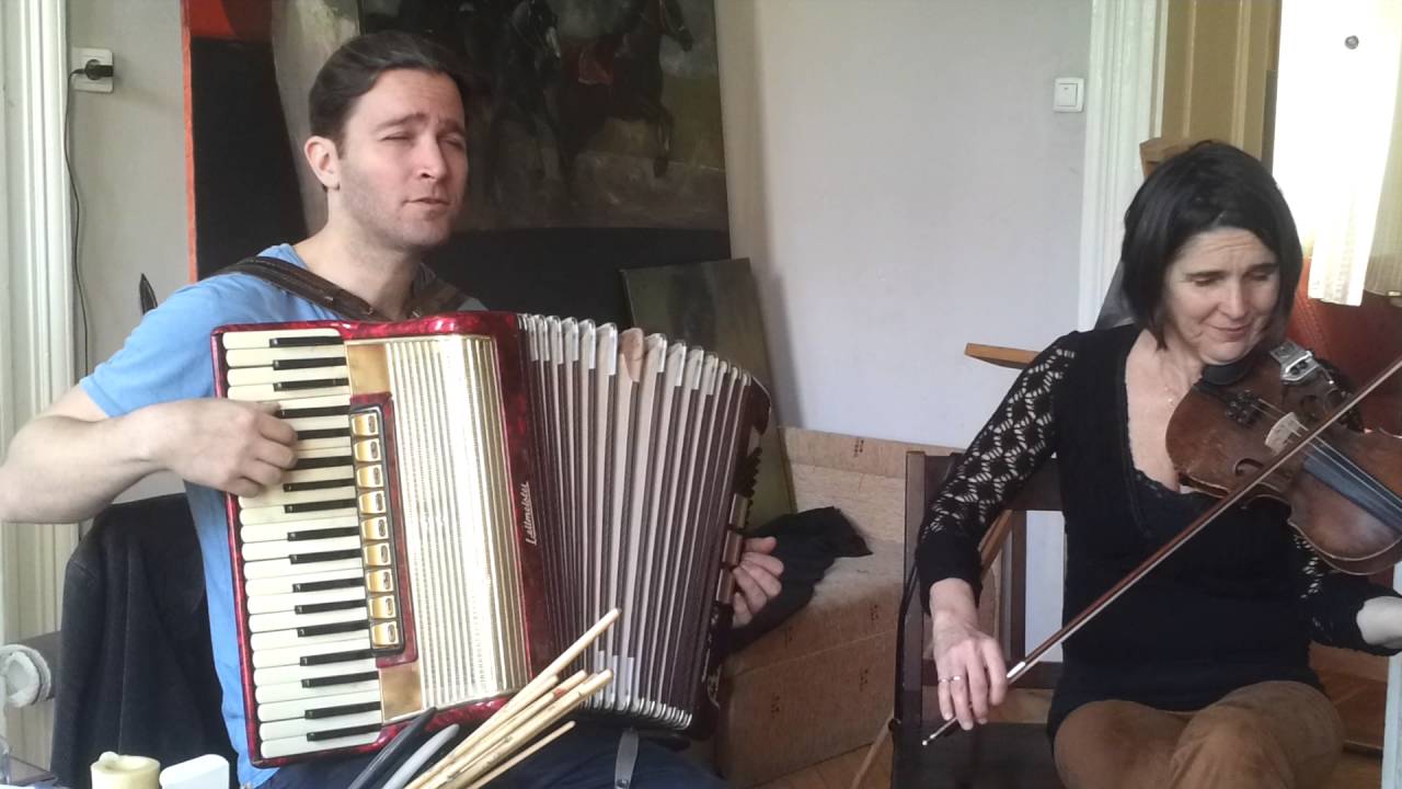 Millió rózsaszál, hegedű, harmónika, ének