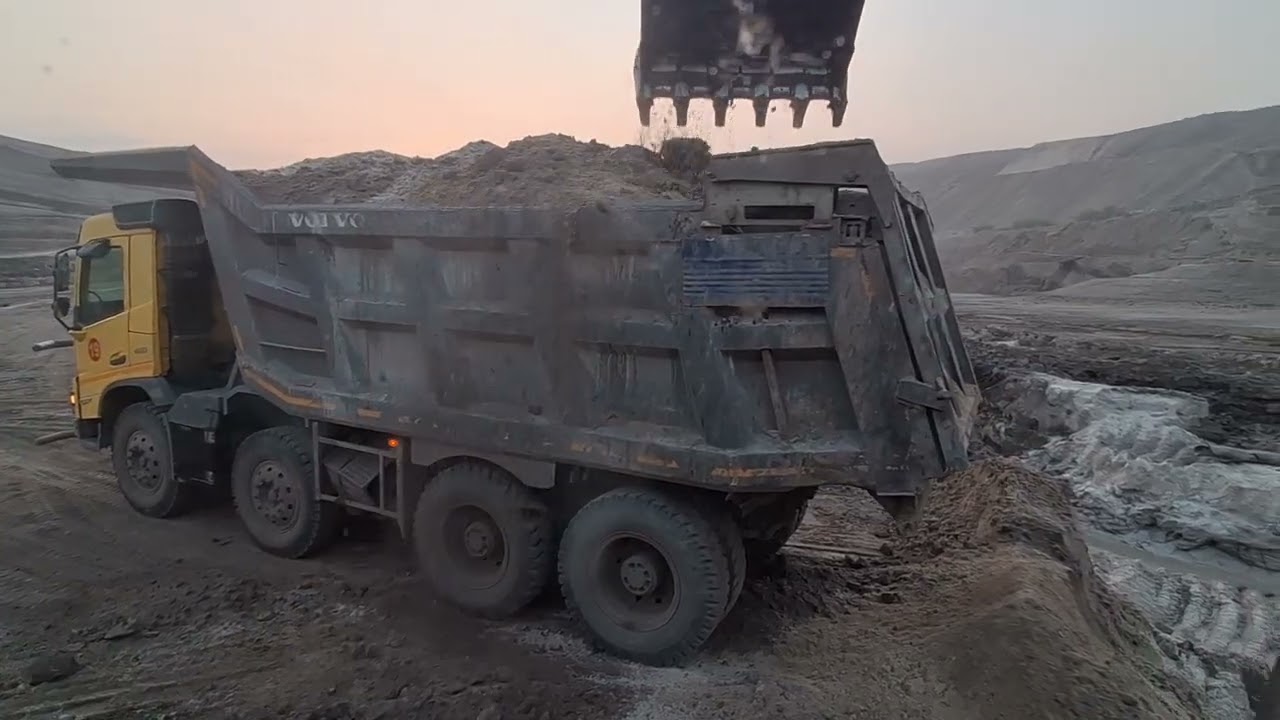 एक्सकैवेटर मशीन से रेती फास्ट लोडिंग कैसे होता है देखिए🤔🤔 excavator machine send loading 