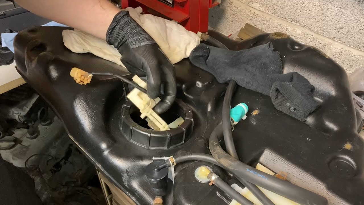 Fixing Micra K11 part 4 - Fuel tank cleanup and first start in months