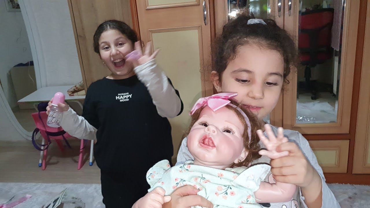 Dila ve Ela prensesler silikon bebek ile ilk karşılaşmaları.. FUNNY KİDS..