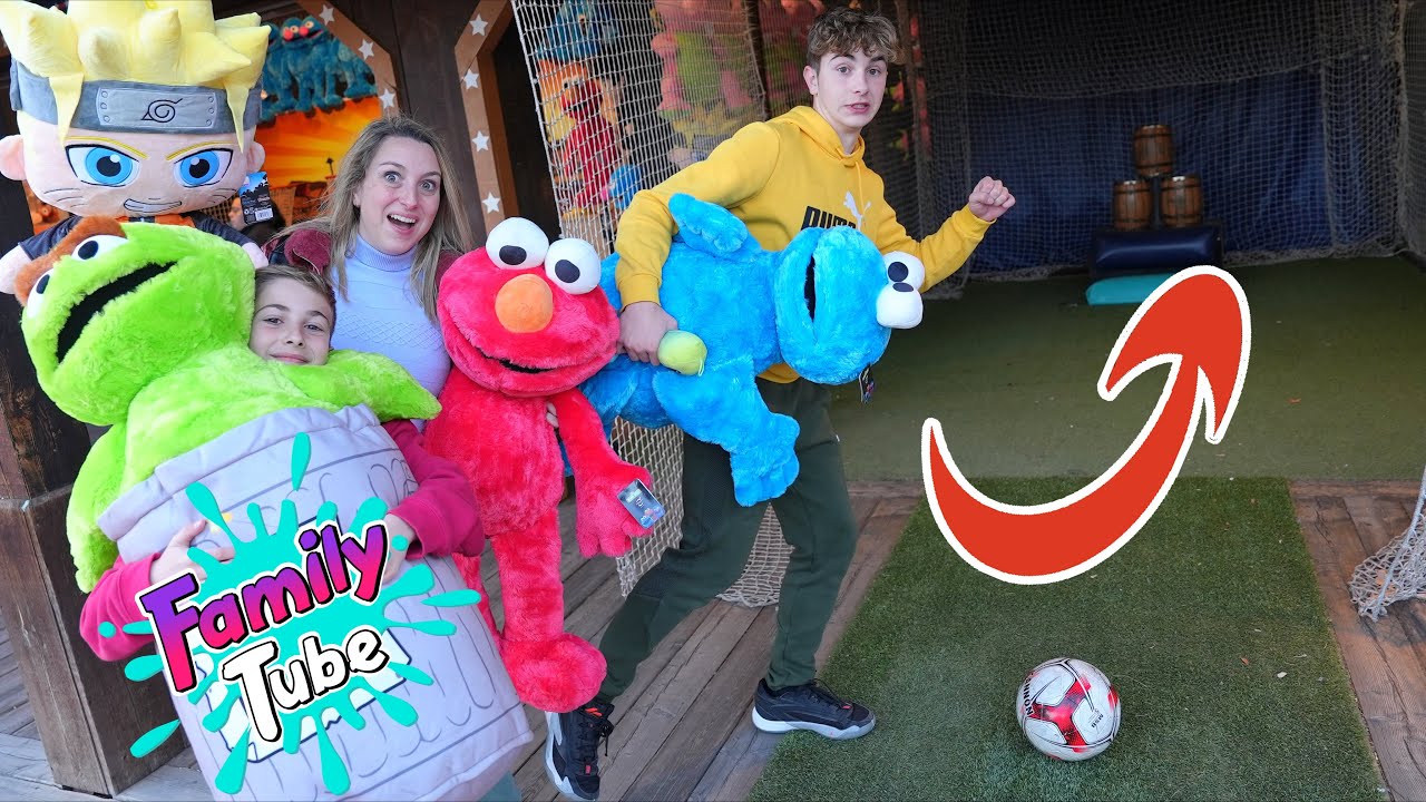 Consiguiendo Peluches en el Parque Temático
