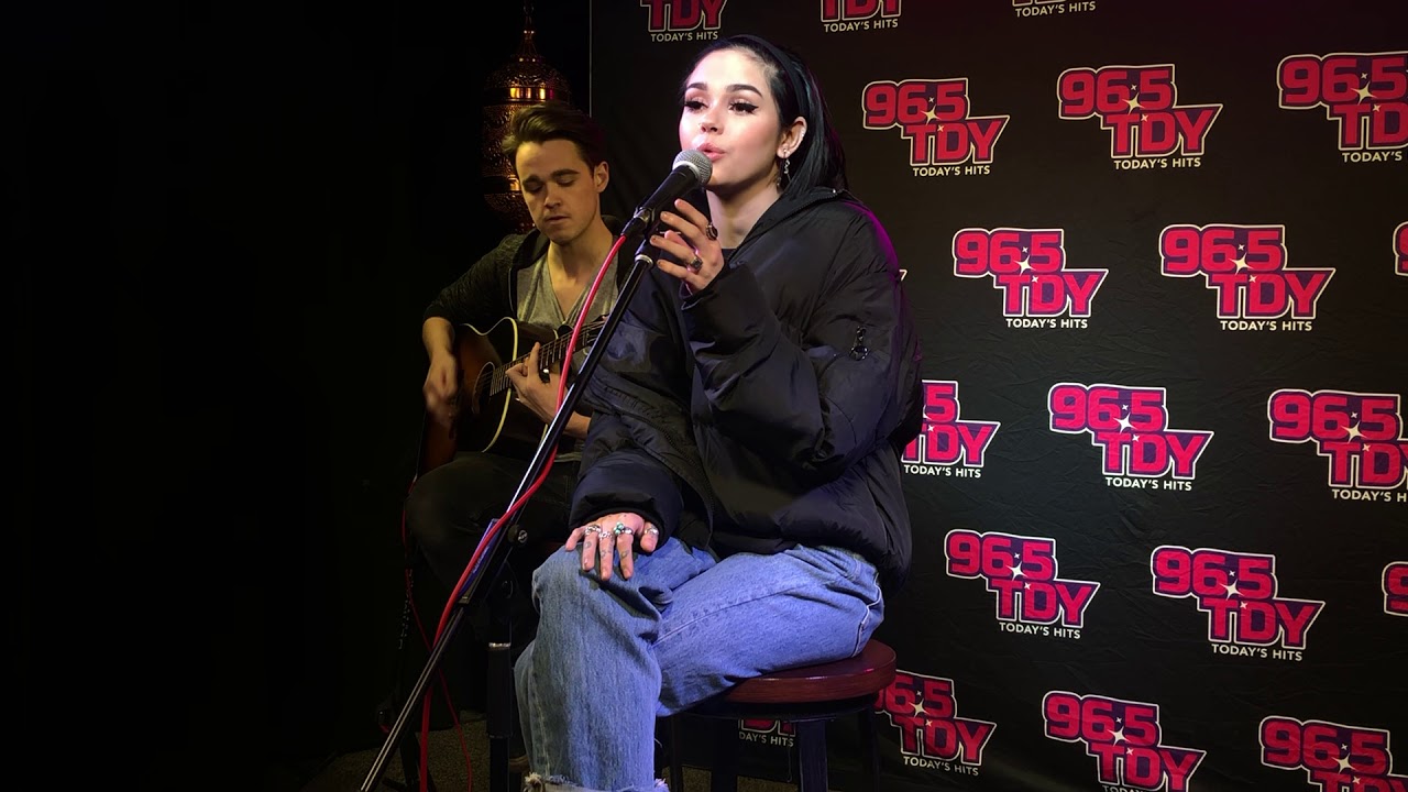 Maggie Lindemann  - Pretty Girl [ACOUSTIC EXCLUSIVE]