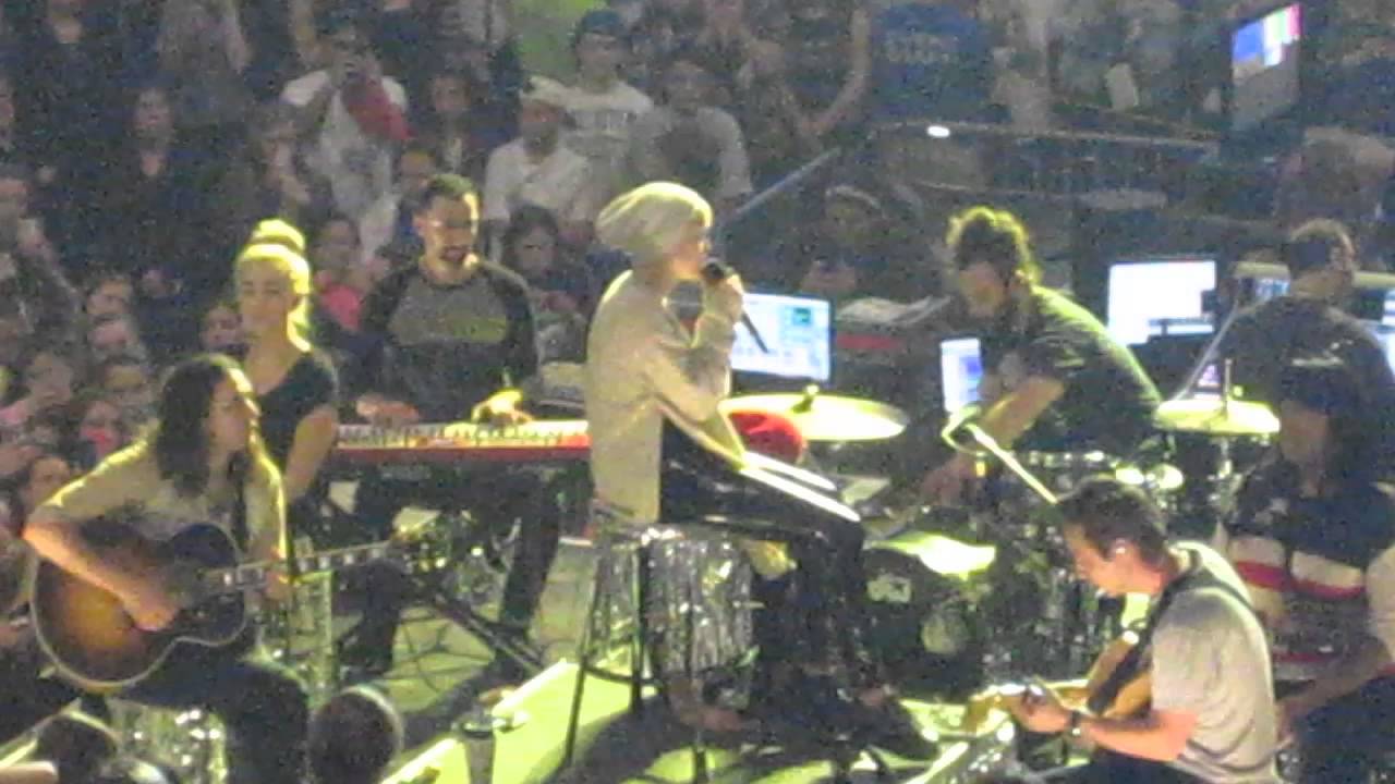 Miley Cyrus - Landslide Fleetwood Mac COVER Crying Boston 4/2/14