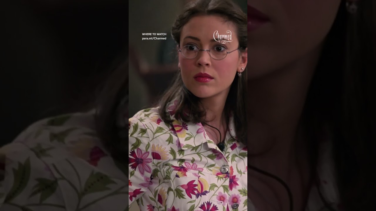 Phoebe sees dead people! 😯 #charmed | Where to watch: para.mt/Charmed