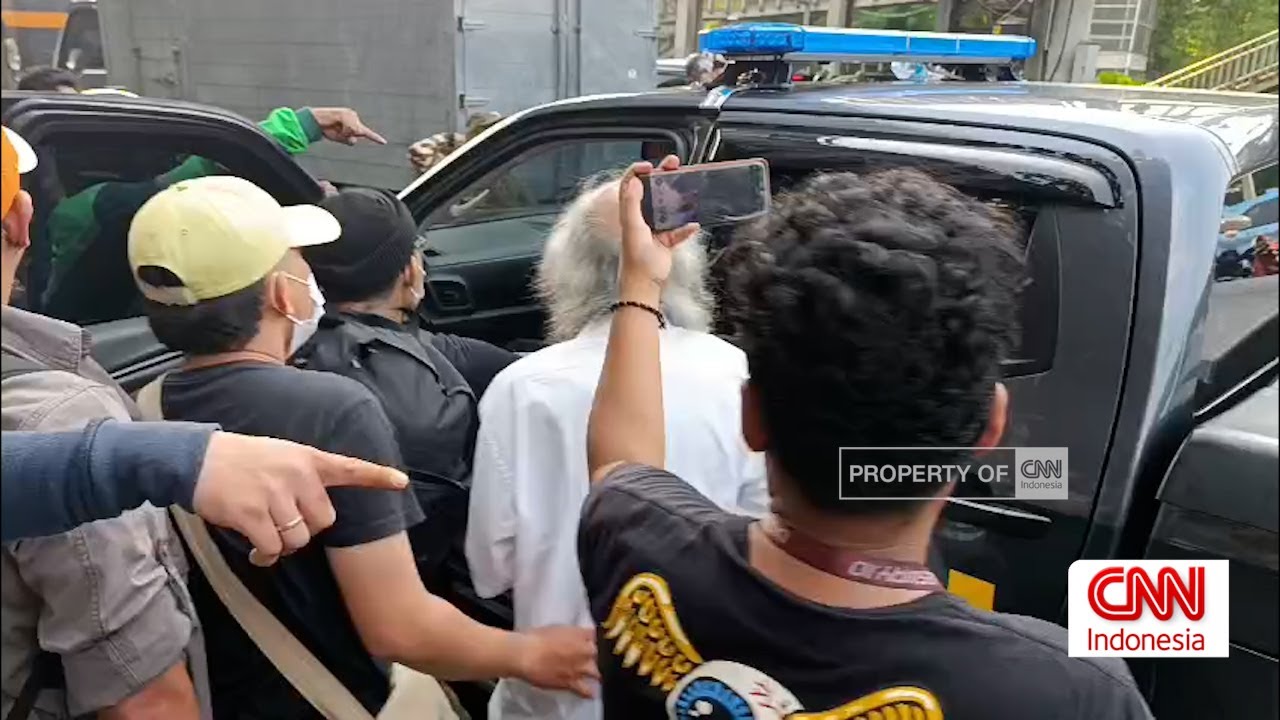 Senggol Pemotor, Mobil Polisi Dirusak Massa di Depan Polda