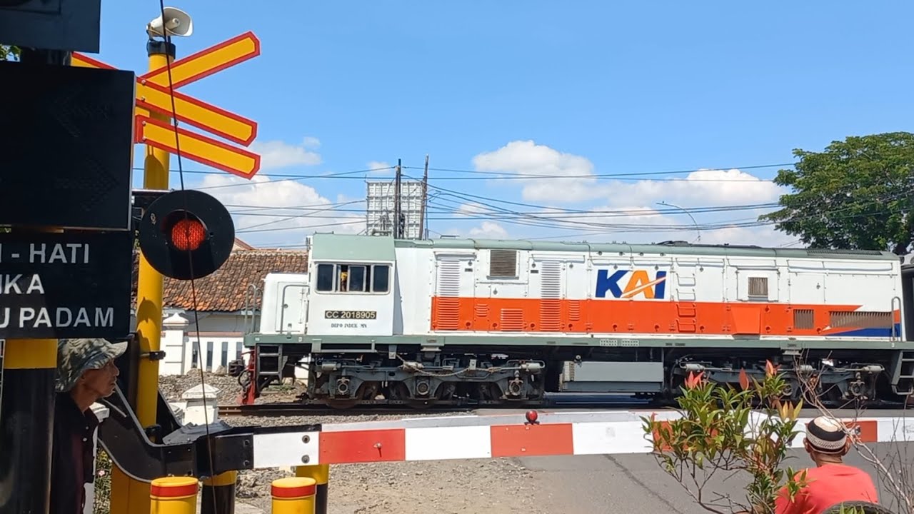 Railroad Crossing Indonesia || Perlintasan Kereta Api Indonesia || KA	178	Tawang Jaya Premium