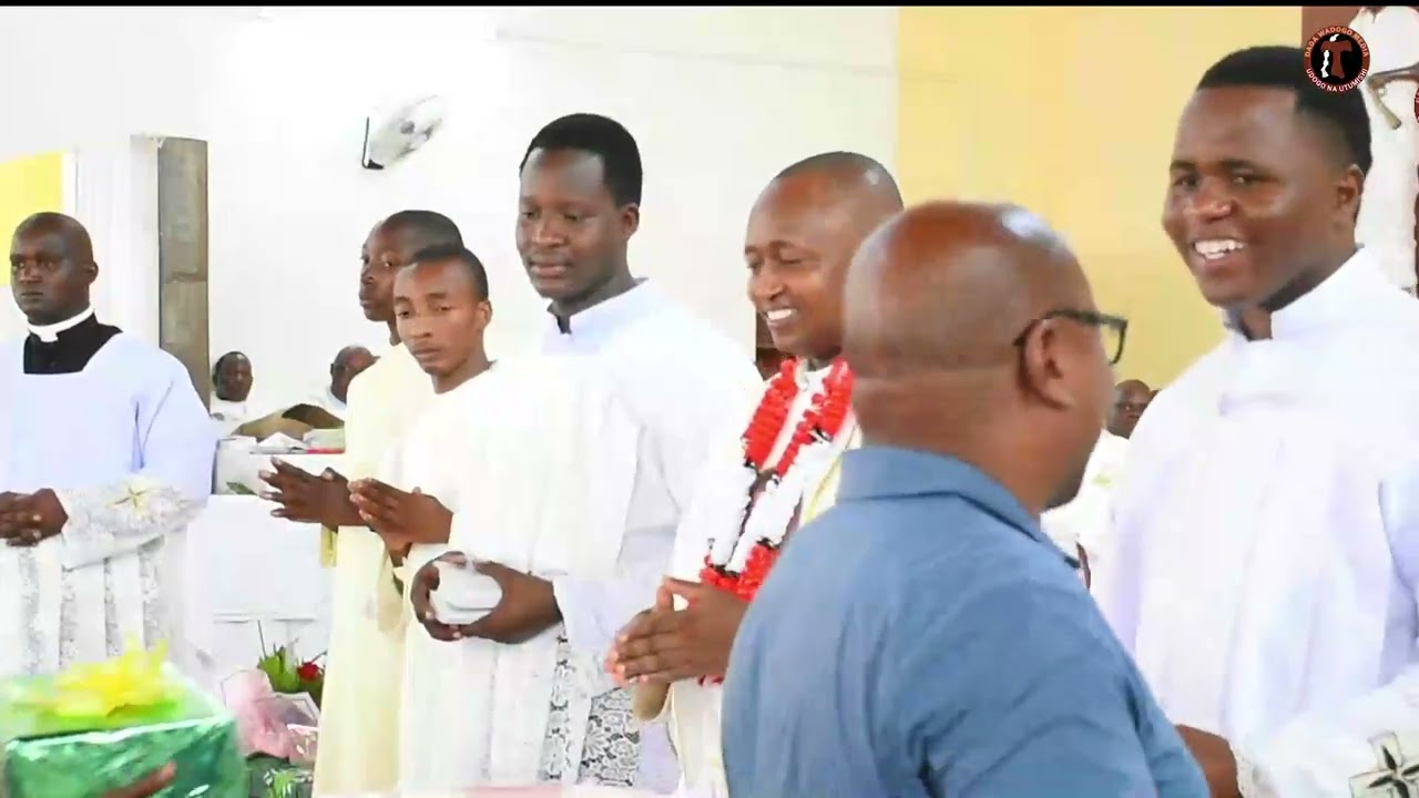 Mapadre wafanyao UtumeJimbo Katoliki la Lindi wakimpongeza Padre mpya Deodati Zawadi, wakati wa,