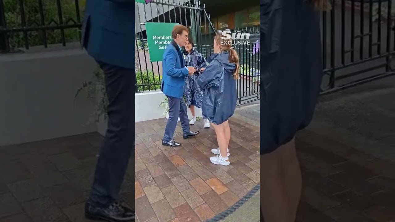 Sir Cliff Richard is ready to entertain as he arrives in the rain at Wimbledon! 😅 #tennis
