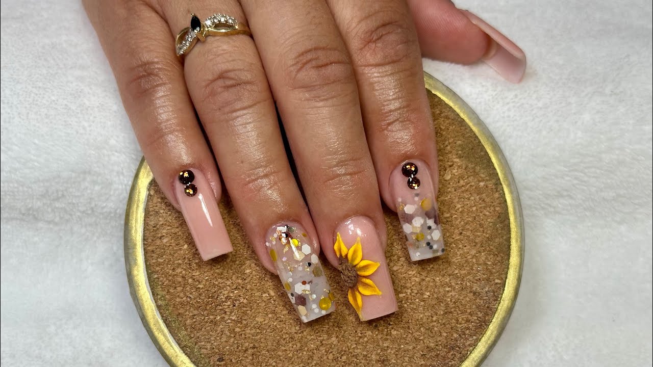 Uñas con girasol y glitter en tonos neutros 🌻 | Diseño elegante y natural
