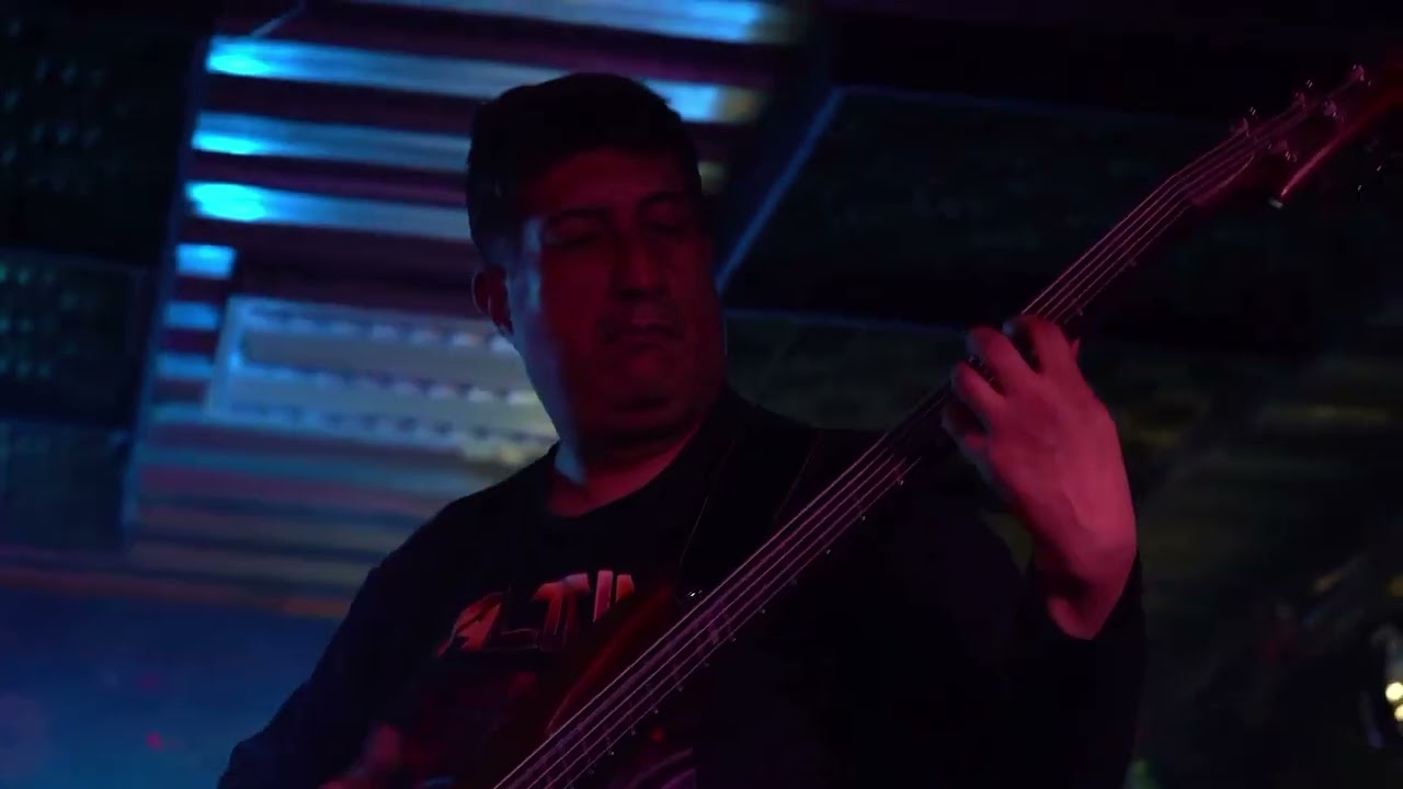Tema Sombras, Alttima en vivo en el RBX