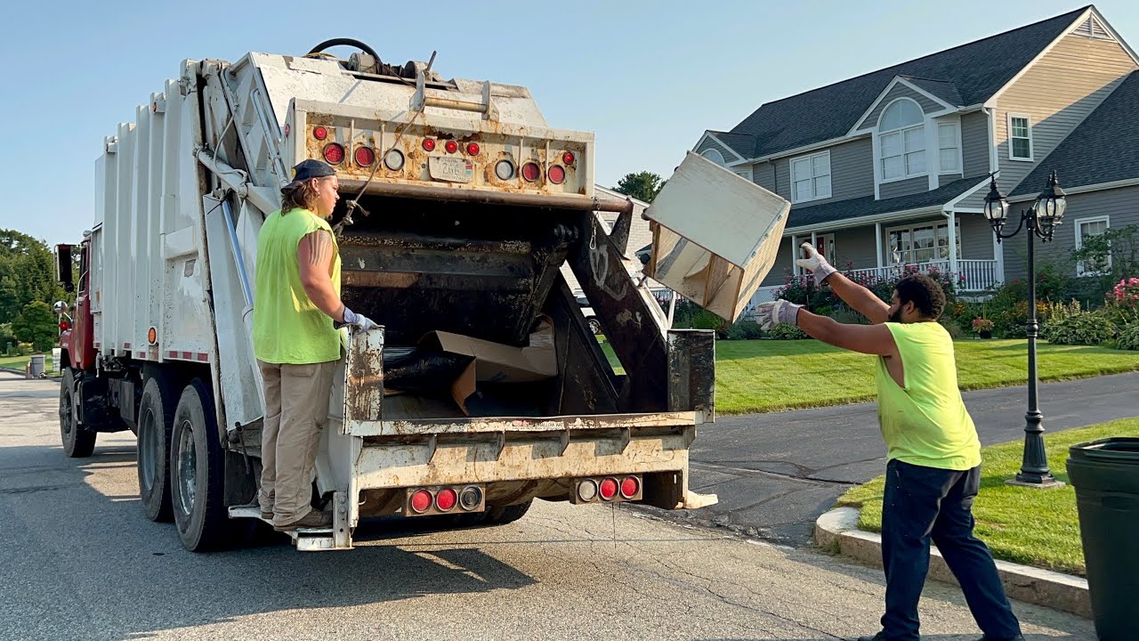 Lincoln’s Classic 1989 Garbage Truck Packing Saturday Trash