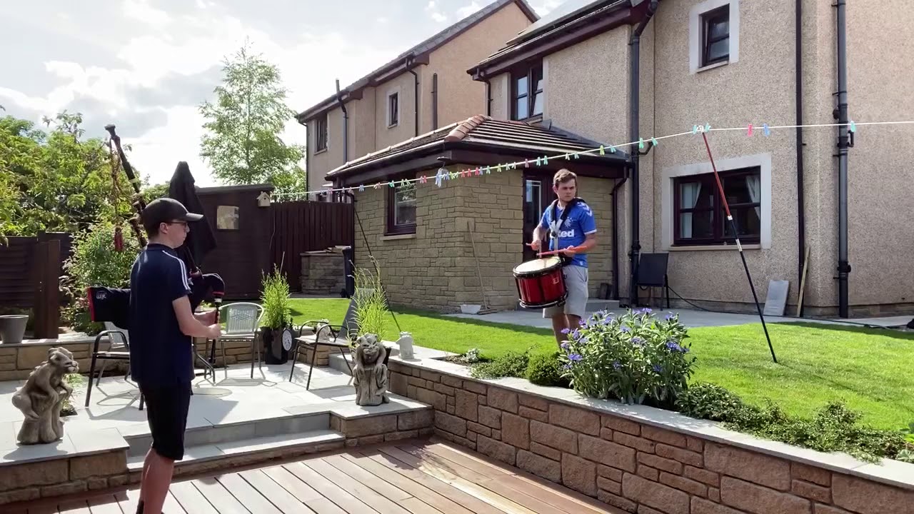 Itchy Fingers - Bagpipes and Drums #TheAutisticPiper #Pipes&Drums