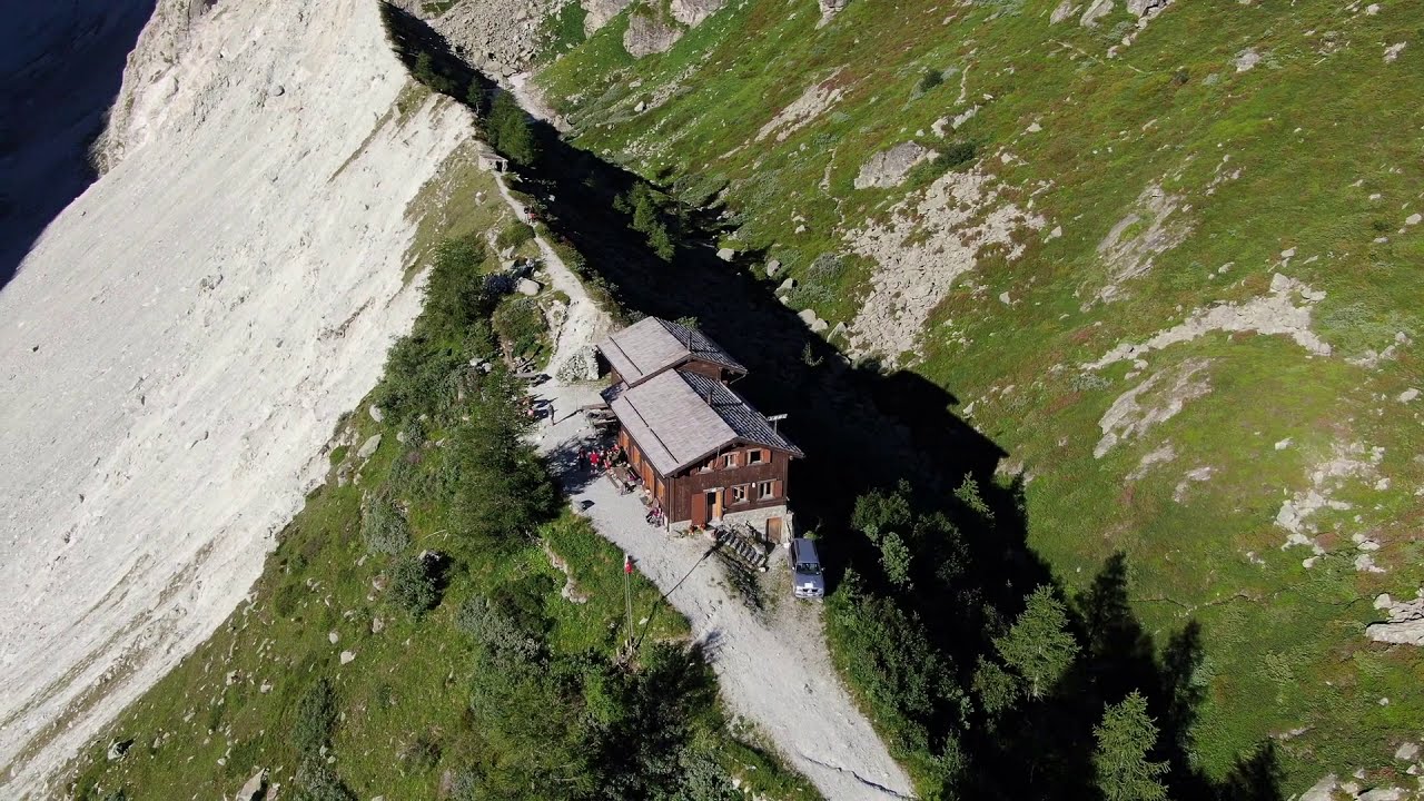 La cabane du petit Mountet et le glacier de Zinal