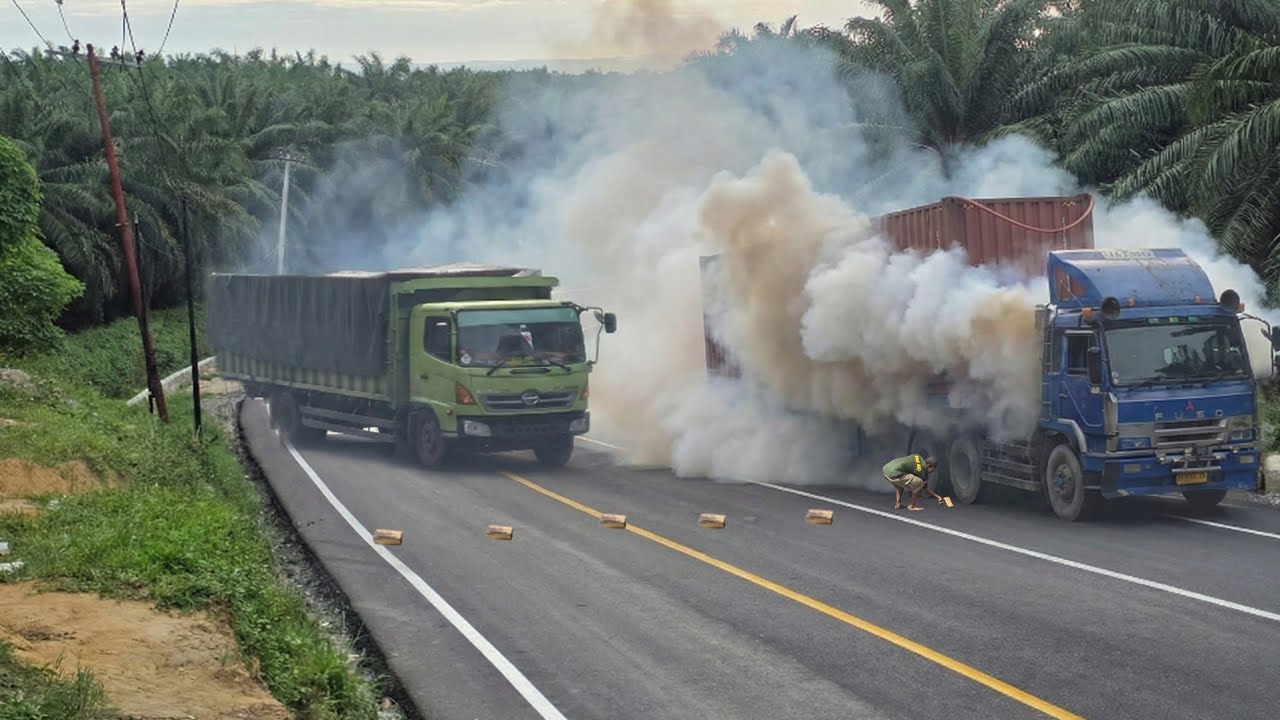 Ganjal Truck Terbang || Detik Detik Truck Meluncur Kencang Dan Rem Blong Di Bukit Kodok