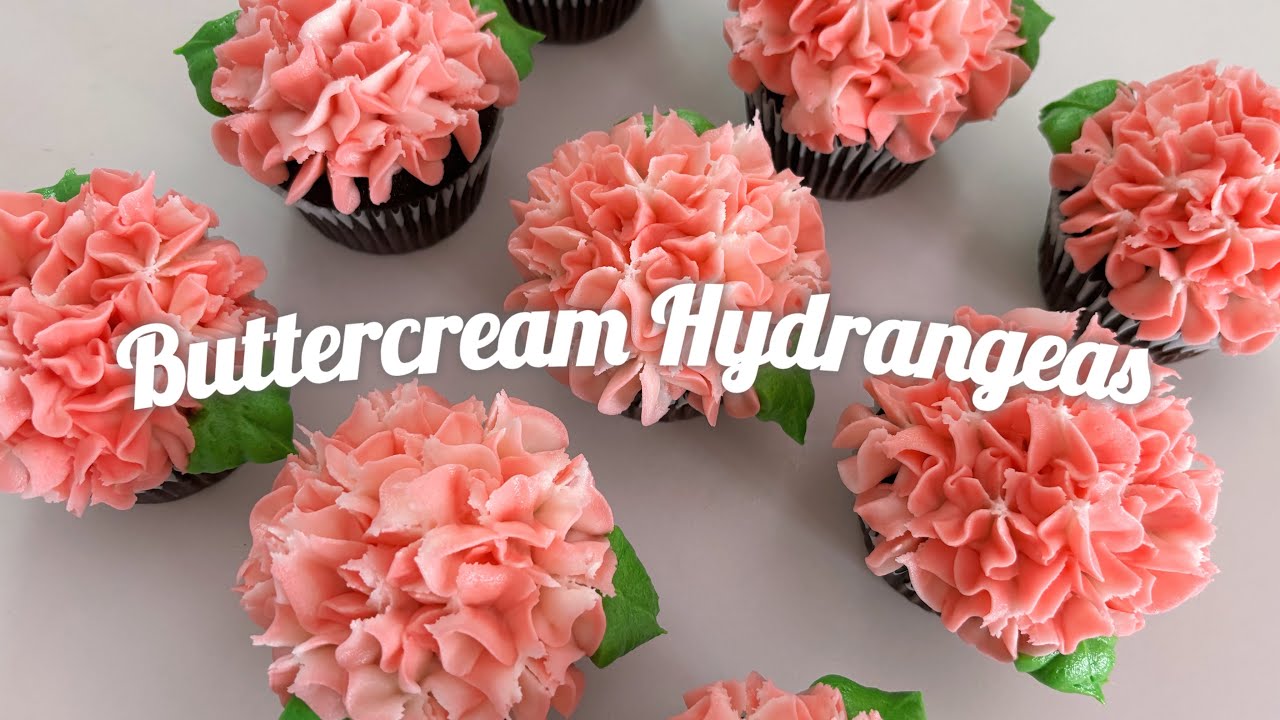 HOW TO PIPE A BUTTERCREAM HYDRANGEA