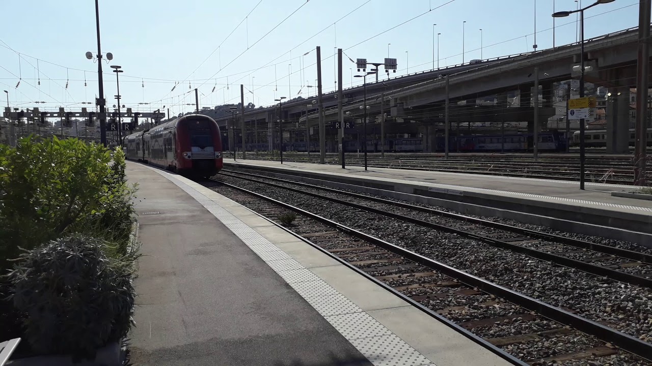 Rame  TER  P.A.C.A  439 et 407 UM arrivant en gare de  NICE