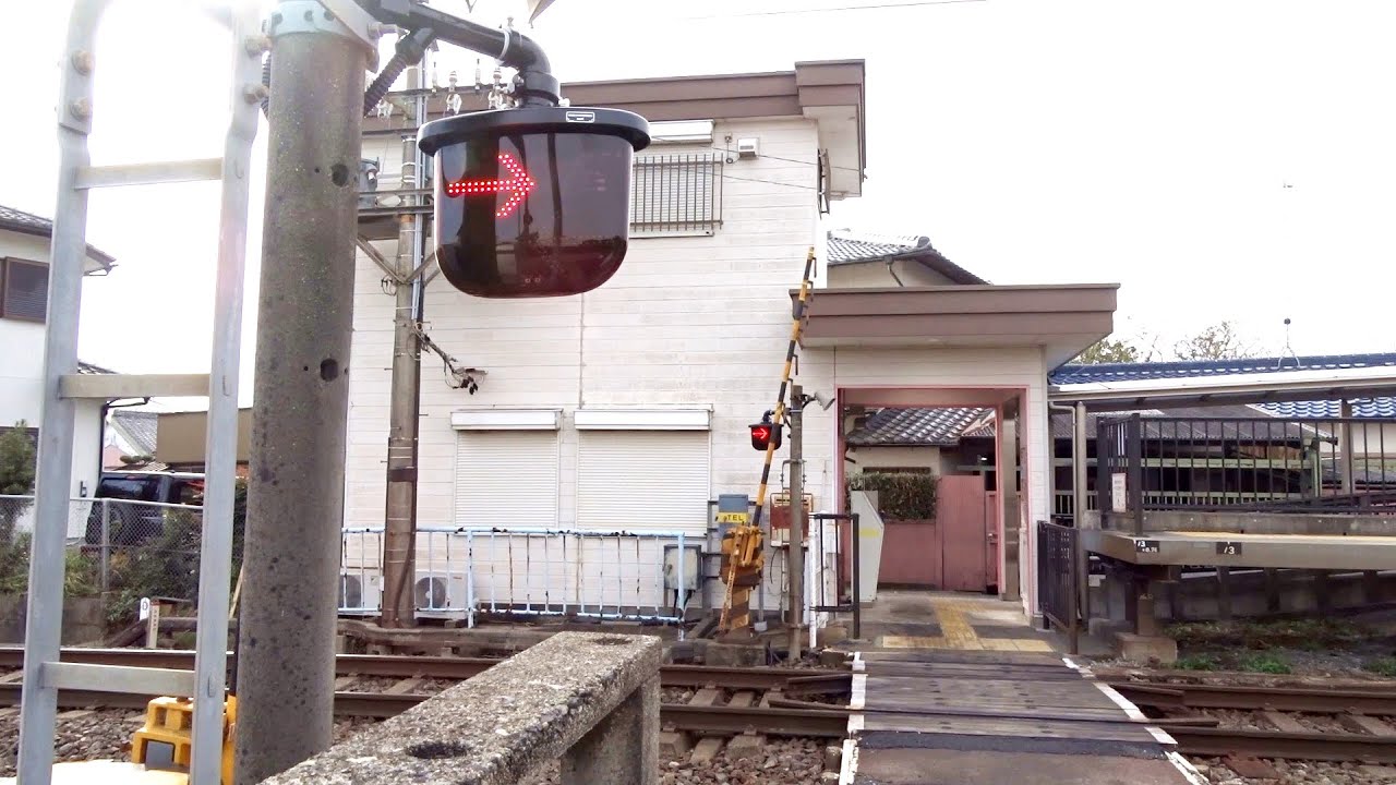 変な音が健在！！　近鉄名古屋線 桃園駅の構内踏切