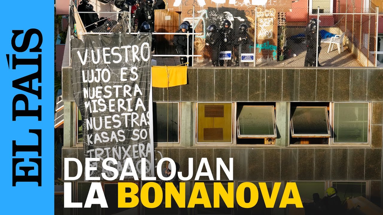 BARCELONA | Los Mossos desalojan los edificios okupados de la Bonanova | EL PAÍS