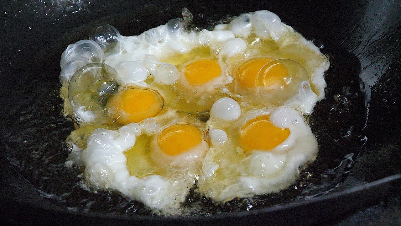 Жареные яйца на жареном рисе - корейская уличная еда