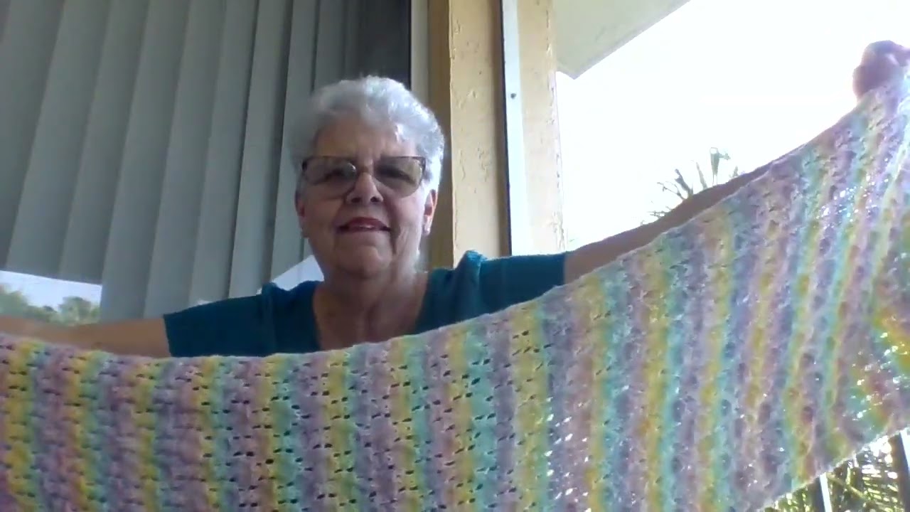 Chal rectangular con lana matizada colores pasteles.