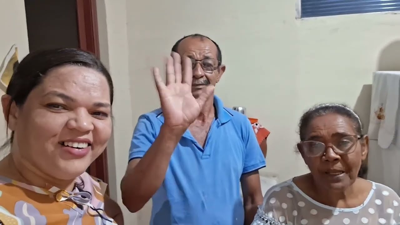 MINHA MÃE ESTA MUITO FELIZ ESPERANDO A FAMÍLIA. 