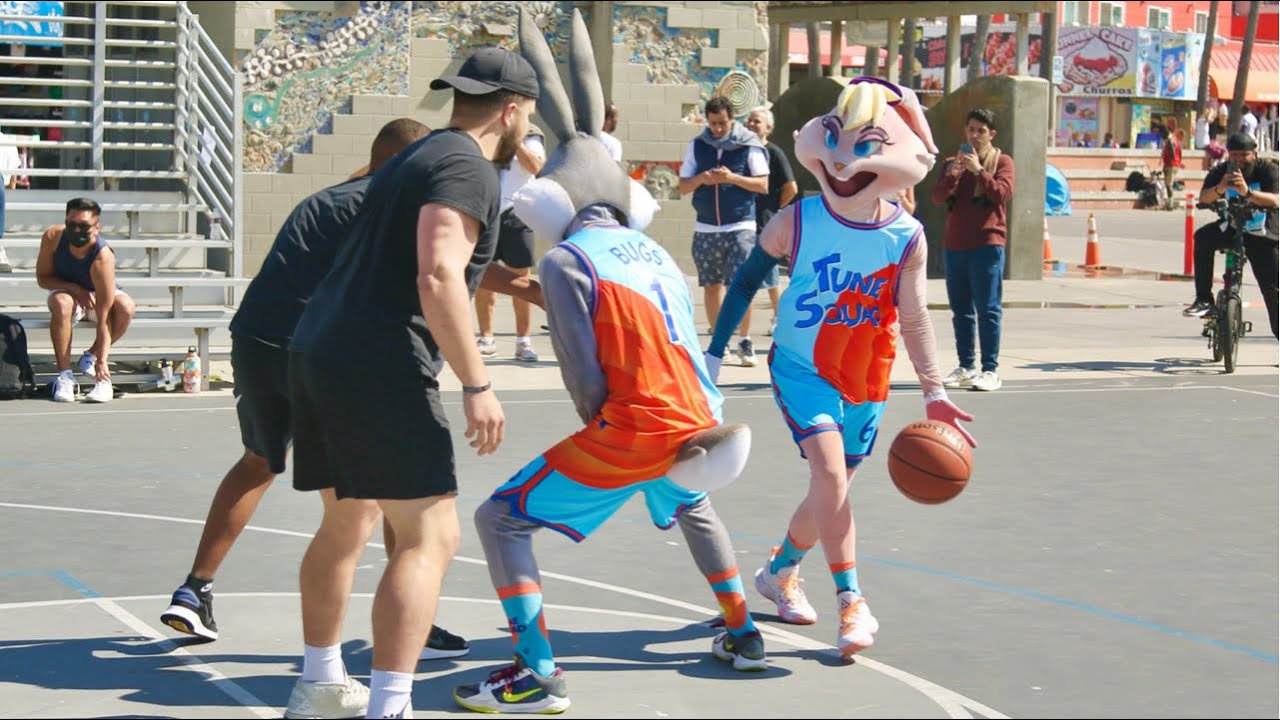 Lola Bunny & Bugs Bunny embarrassed trash talkers at Venice Beach ( Bree Green & The Professor)