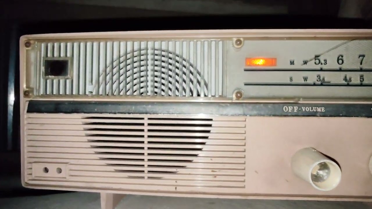 ស្ដាប់​វិទ្យុ​ពេល​ល្ងាច​ Columbia Model 1295​