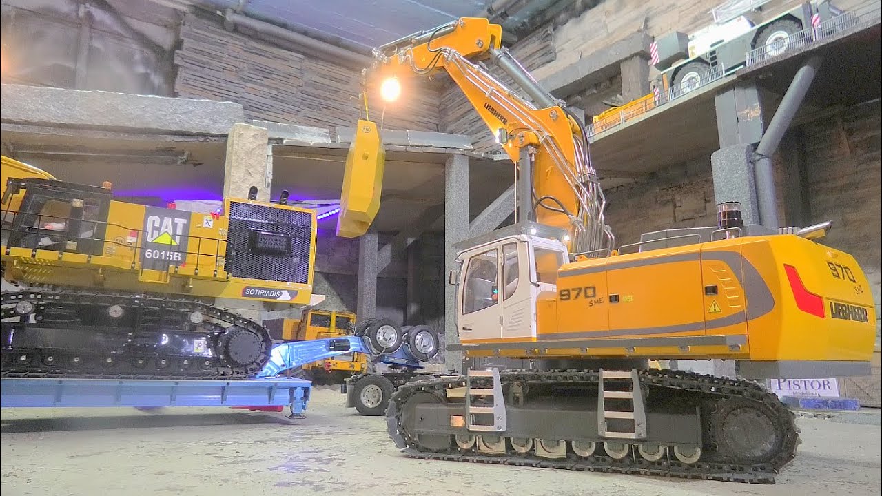 Liebherr R970 hebt 35t Heckgewicht vom 6015B / Caterpillar 993K Lader
