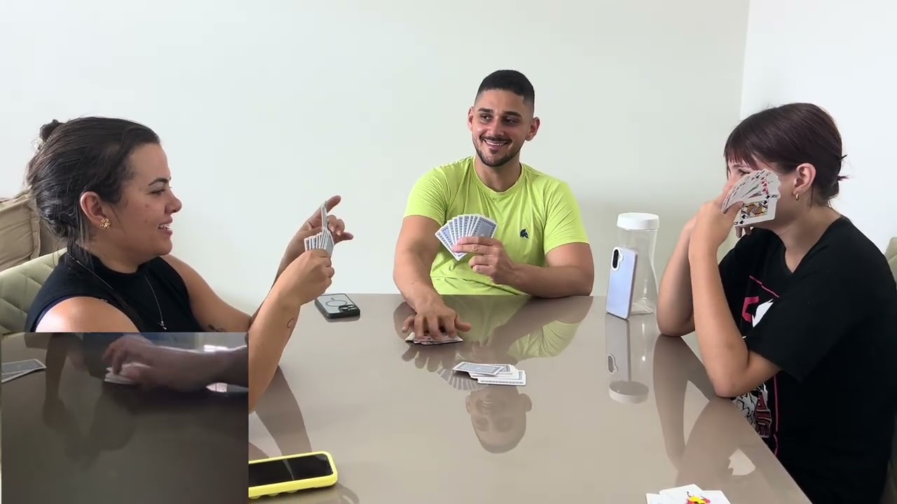 Jogando cartas com a família do nega