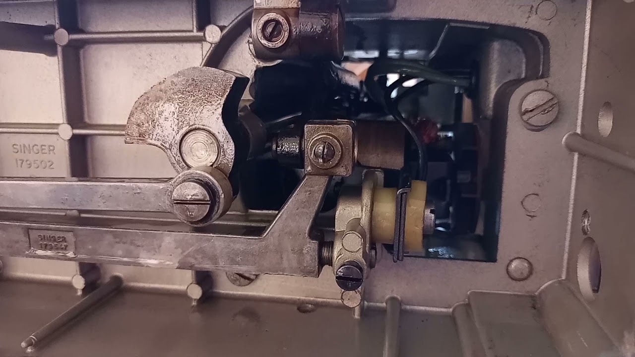Máquina Singer británica de exelente calidad. Pegada y muy oxidada. Difícil pero solucionado.