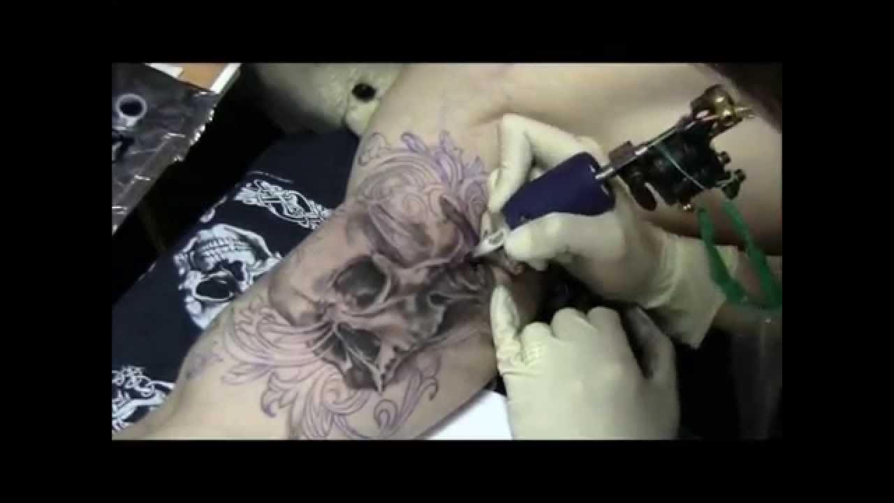 tattoo_процесс нанесения татуировки_ череп.wmv