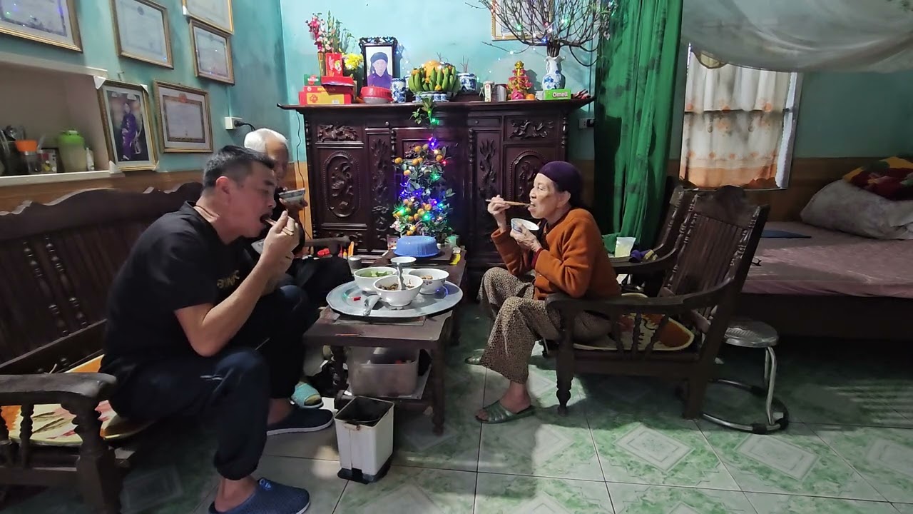 Anh cơm với ông bà 