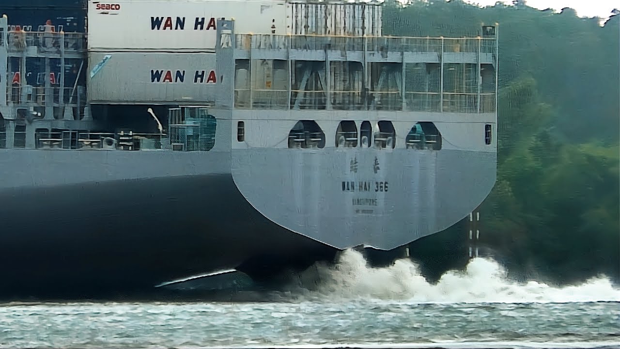 Giant WANHAI Container Ships Put to the Test Amidst Strong Winds