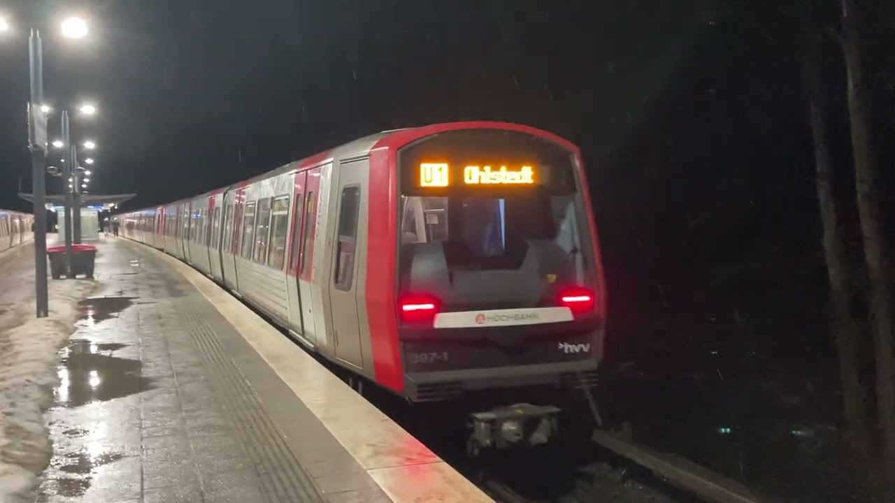 Einfahrt mit der Baureihe DT 5 U1 Richtung Ohllstedt ein und Ausfahrt in Meiendorfer Weg
