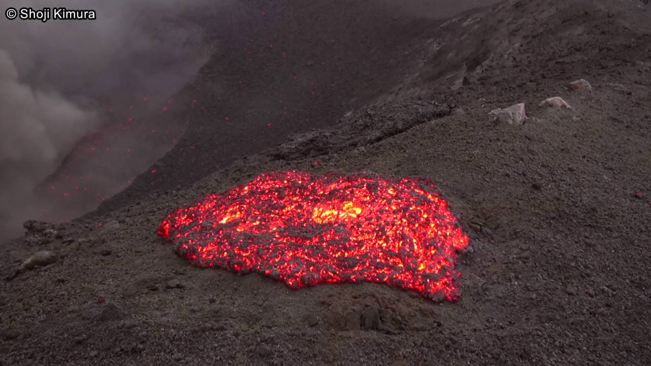 バヌアツ共和国　タンナ島　ヤスール火山　火山弾がカメラから２ｍの至近距離に！　Mount Yasur volcano, Tanna, Vanuatu 2m from my camera