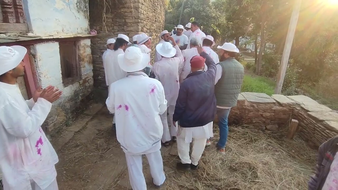 श्री हरीश चंद्र काण्डपाल मदन मोहन काण्डपाल जी के घर मैं होली।