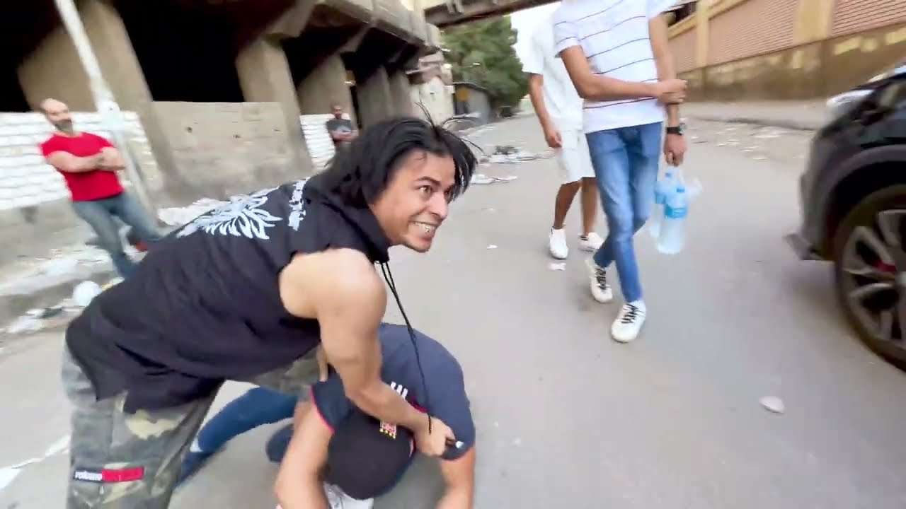 محاولة تثبيت نسر الكونغ فو من بلطجي بجوار محطة المترو / دفاع عن النفس Selfdefense