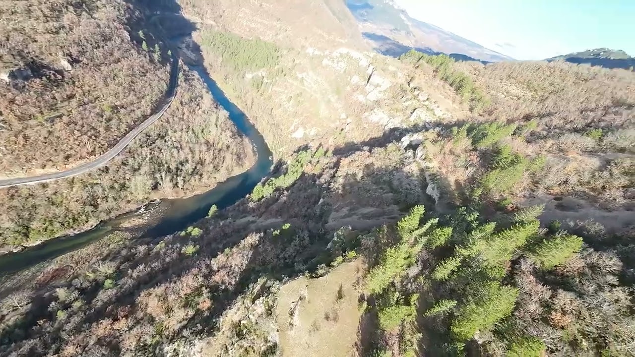 Causses du Larzac, vignes et cimetière